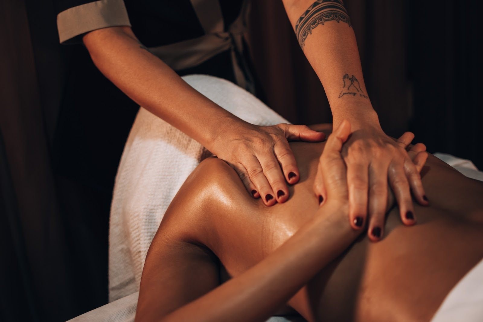 Mãos massageando ombros e pescoço